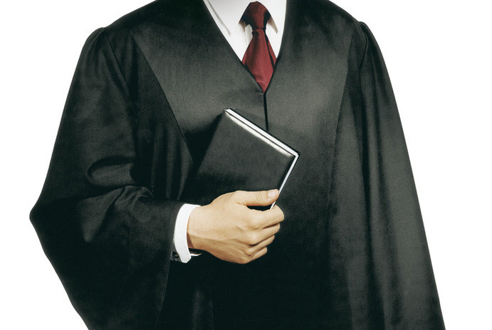 Entredichos de la utilización de la toga judicial – Comercio y Justicia