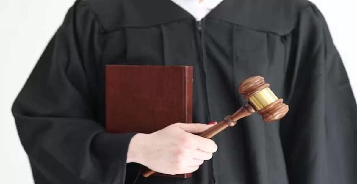Entredichos de la utilización de la toga judicial – Comercio y Justicia